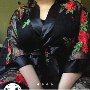 🖤🌹beautiful black lace and rose kimono/robe 🌹🖤